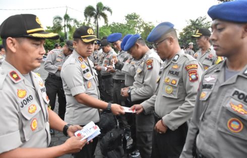 Kapolres Tanjungpinang AKBP Ucok Lasdin Silalahi, SIK, MH saat mengecek kesiapan anggota usai Apel