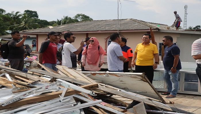 Gubernur Ansar Bersama Ketua PKK Kepri Dewi Kumalasari Saat Meninjau Lokasi Bencana Puting Beliung. Foto Ist