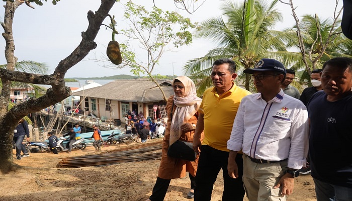 Gubernur Ansar Bersama Ketua PKK Kepri Dewi Kumalsari Saat Tiba di Lokasi Bencana Puting Beliung. Foto Ist