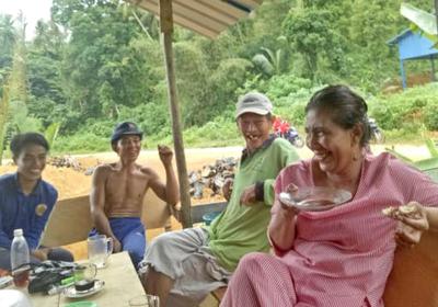 Susi Pujiastuti ngopi bareng dengan Nelayan di Pulau Tiga Natuna.