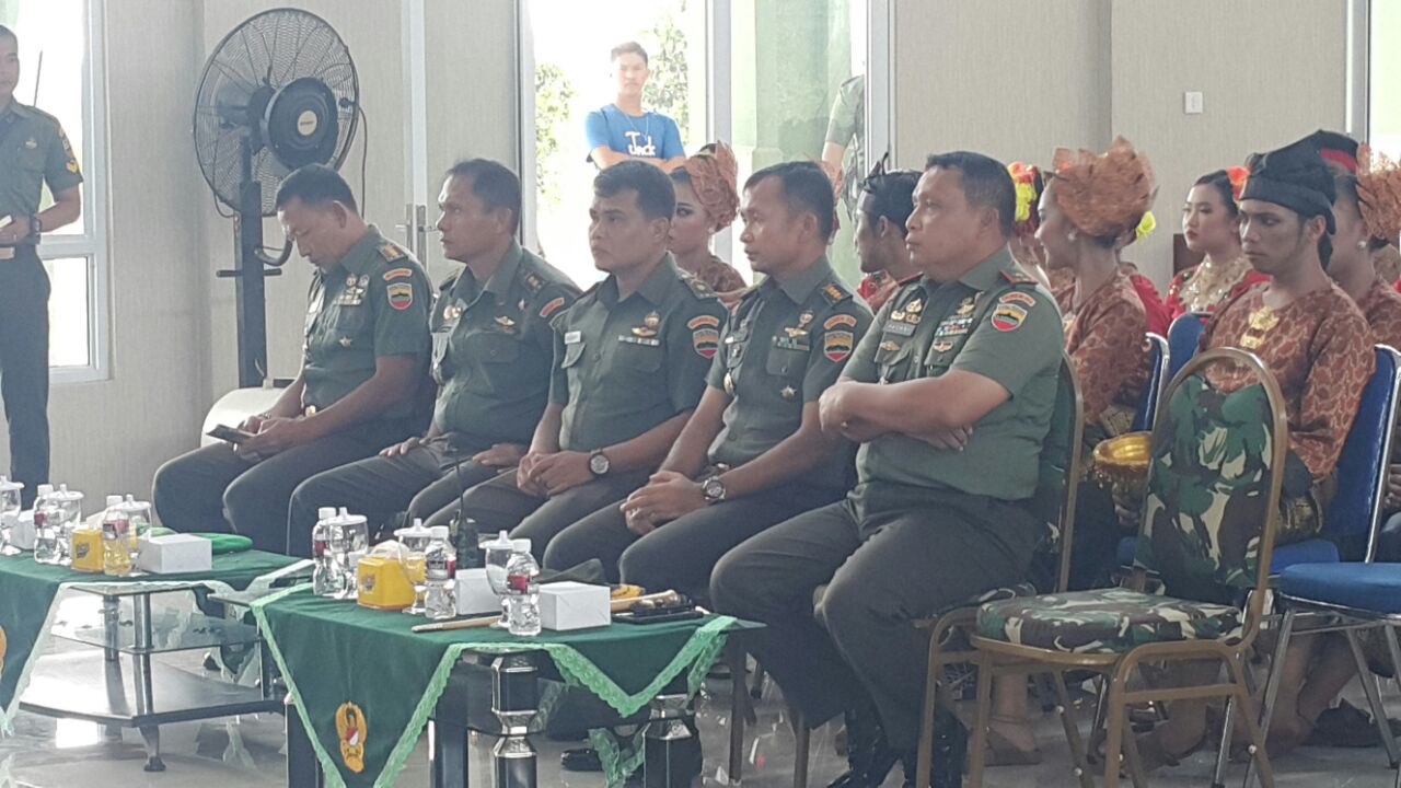 Foto Danrem saat pembukaan acara kesenian Melayu