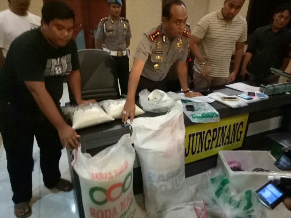 Polres Tanjungpinang saat konfrensi pers penggrebekan gudang beras (foto:dok)