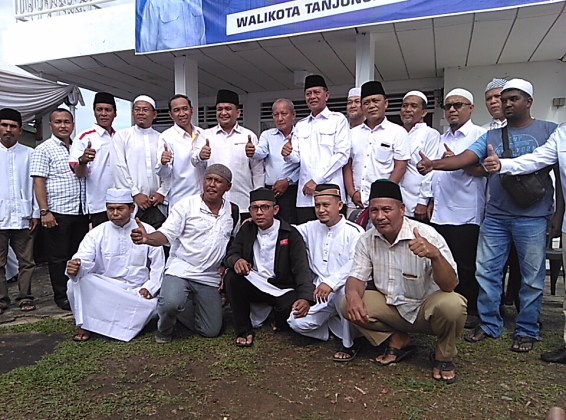 Syahrul bersama relawan SABAR saat deklarasi calon Walikota Tanjungpinang 2018-2023