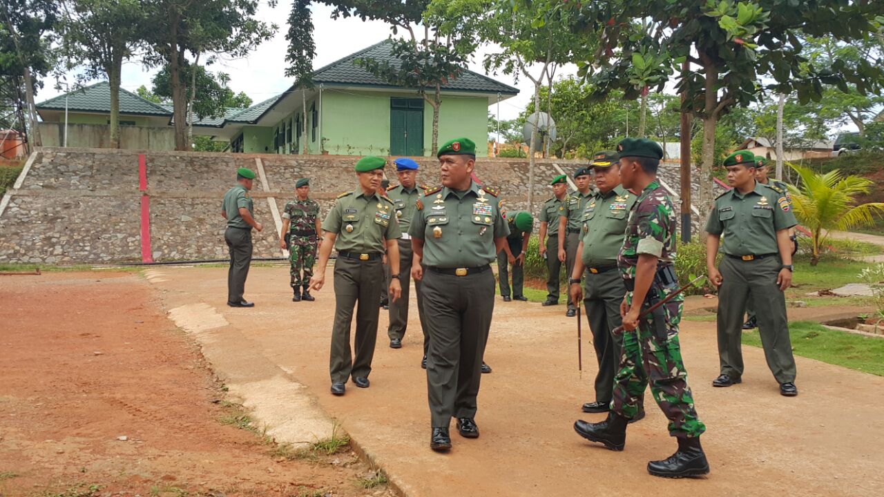 Pangdam I/ Bukit Barisan Mayjen TNI Cucu Somantri saat lakukan pengecekan kesiapan tempur Satuan Raider Khusus 136/Tuah Sakti