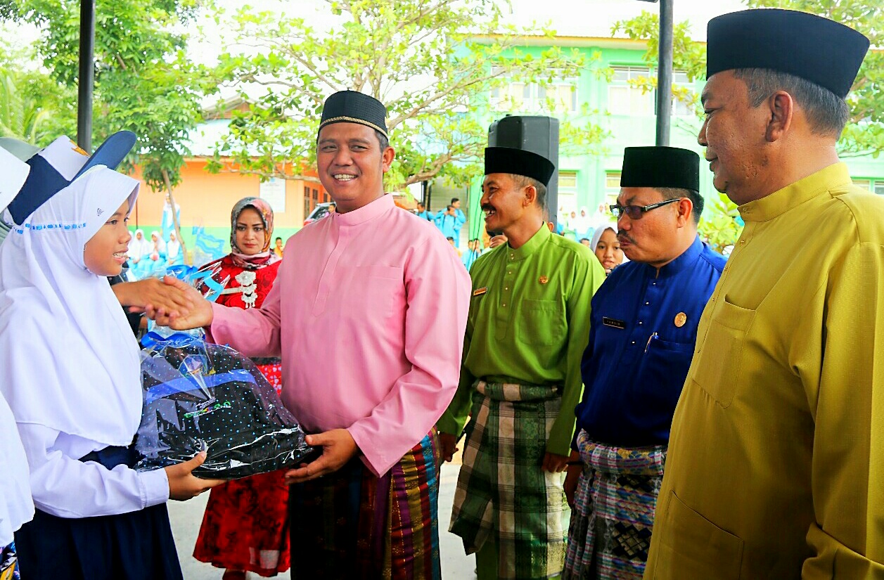 Program Pembagian Seragam Sekolah Gratis Akan Terus Dilanjutkan Bintan