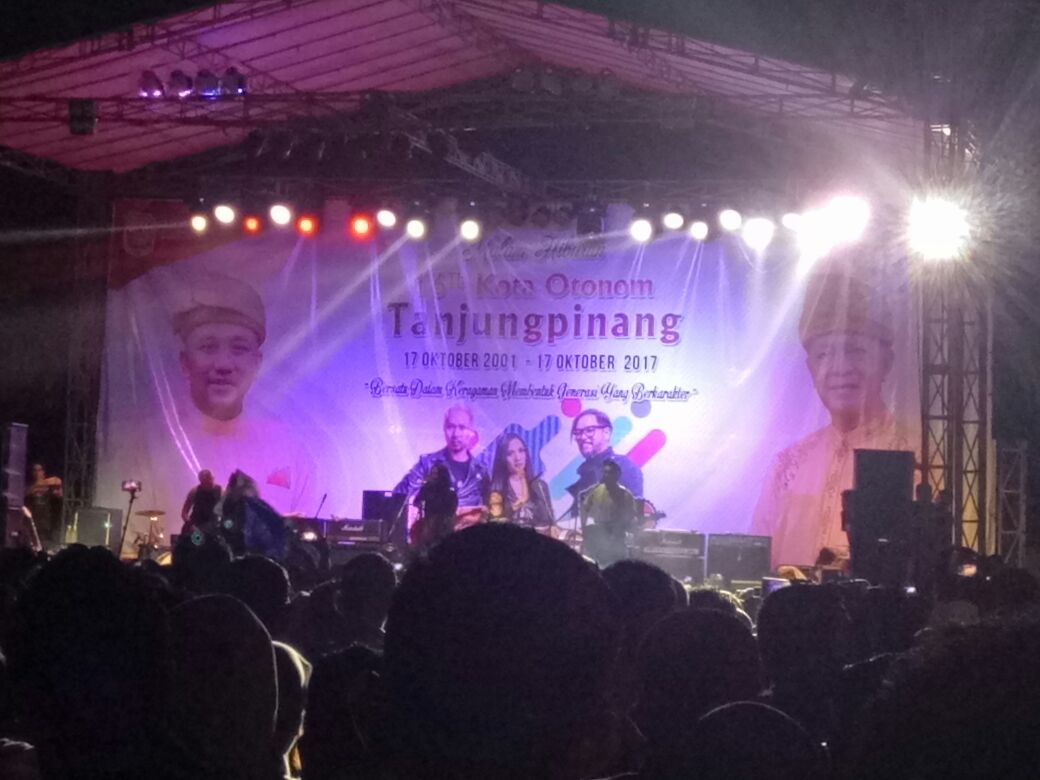 Malam Puncak HUT Kota Otonom Ke-16 Band Coklat Hibur Masyarakat