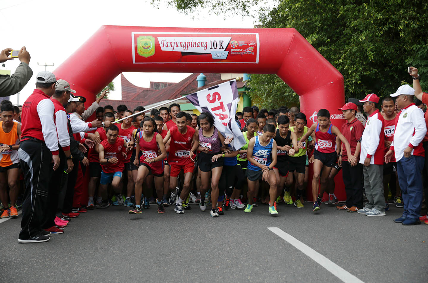 Para peserta menguti lomba lari 10 Km di tepi Laut Kota Tanjungpinang