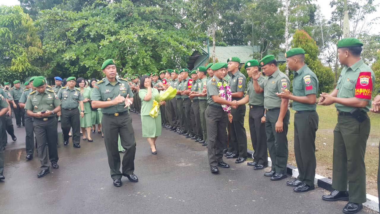 Kolonel Inf Gabriel Lema S.Sos Diterima dengan Tradisi Korps Menjadi Danrem 033/WP