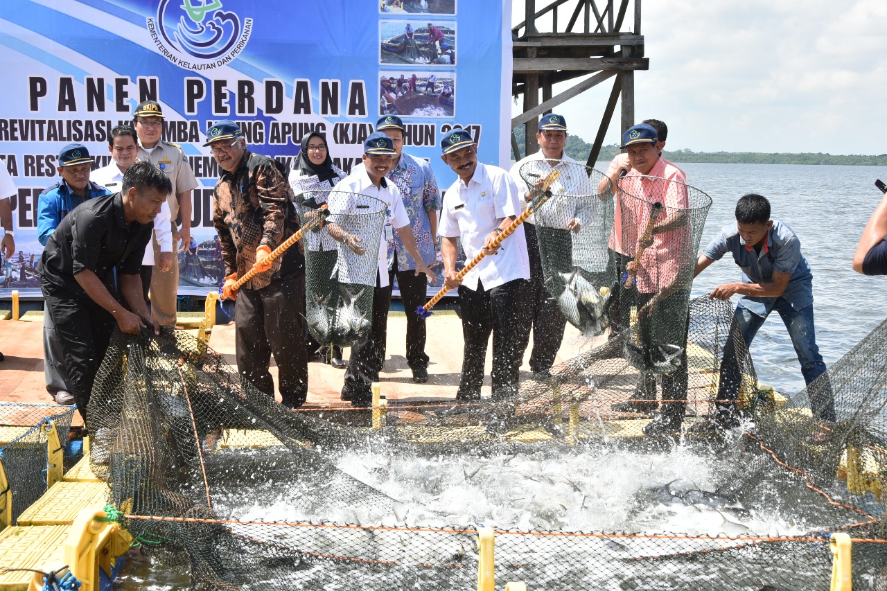 Sesditjen KKP dan Sekda Bintan Panen Perdana Ikan