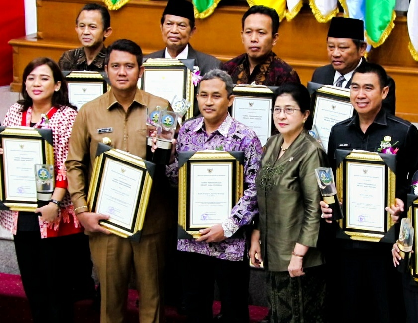 Bupati Bintan Terima Penghargaan Swasti Saba Wiwerda Dari Menteri Kesehatan RI