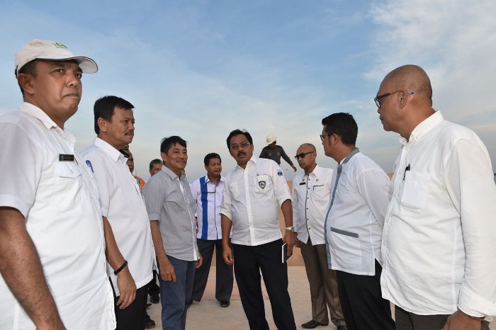 Gubernur Seharian di Lapangan Dukung Investasi