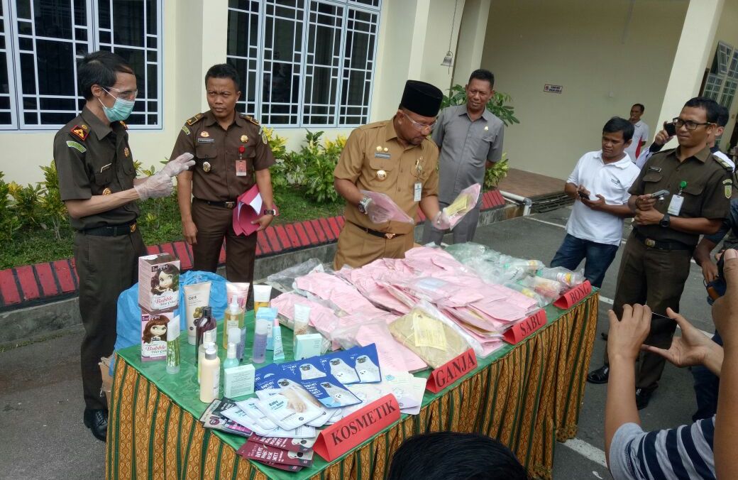 Kajari Musnahkan Narkoba dan Kosmetik Ilegal