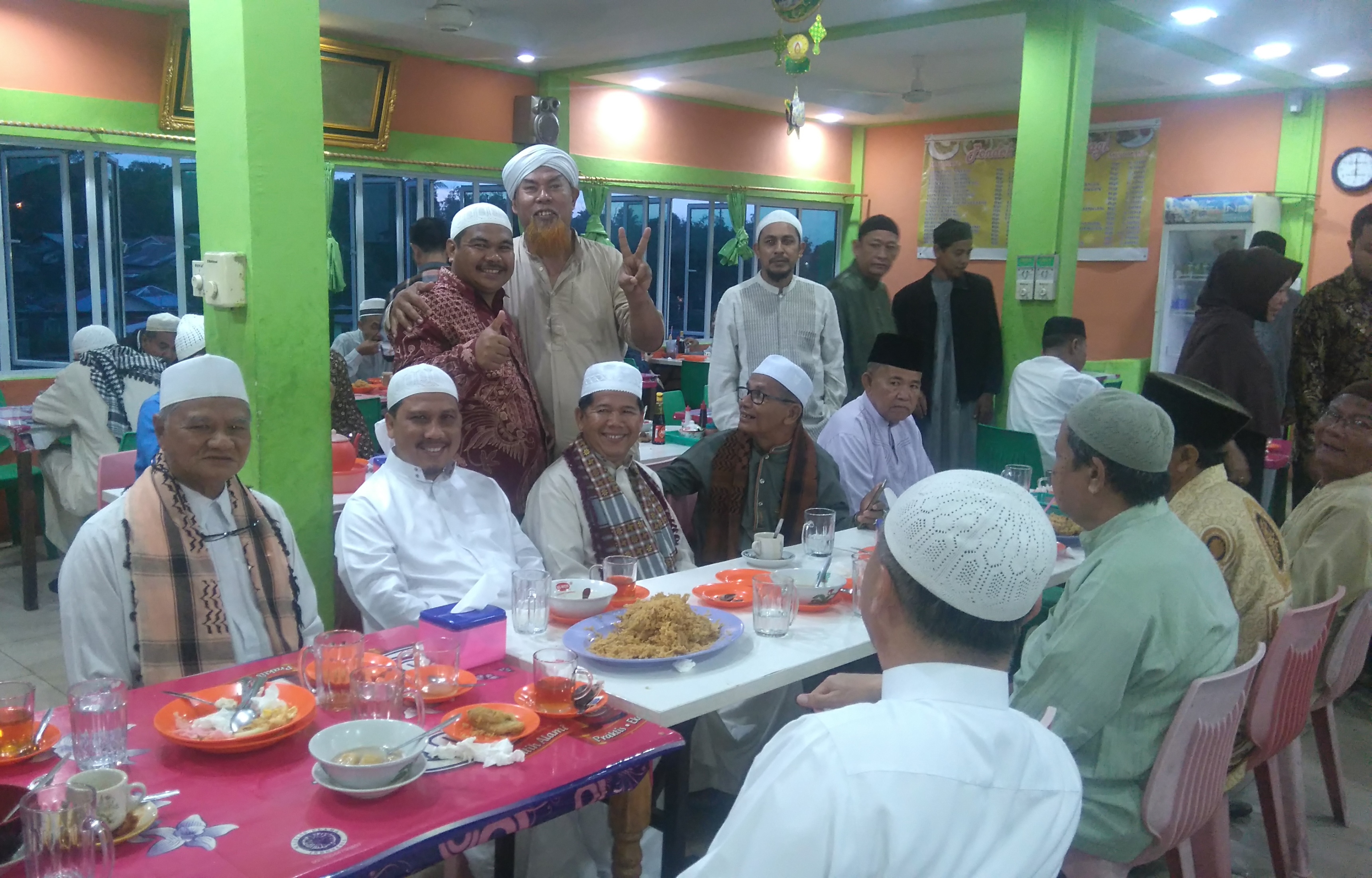 Sekda: Indahnya Berbagi dengan Para Jamaah Usai Sahlat Subuh