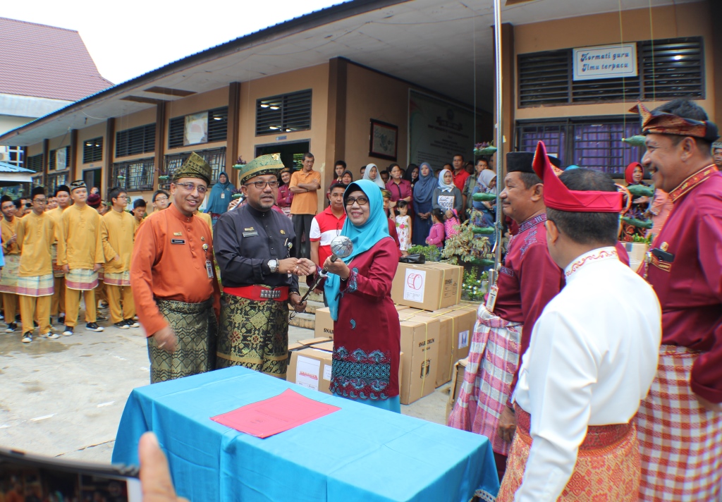 Lis. Serahkan Bantuan Pemko Seperangkat DRUM BAND ke SMPN 5