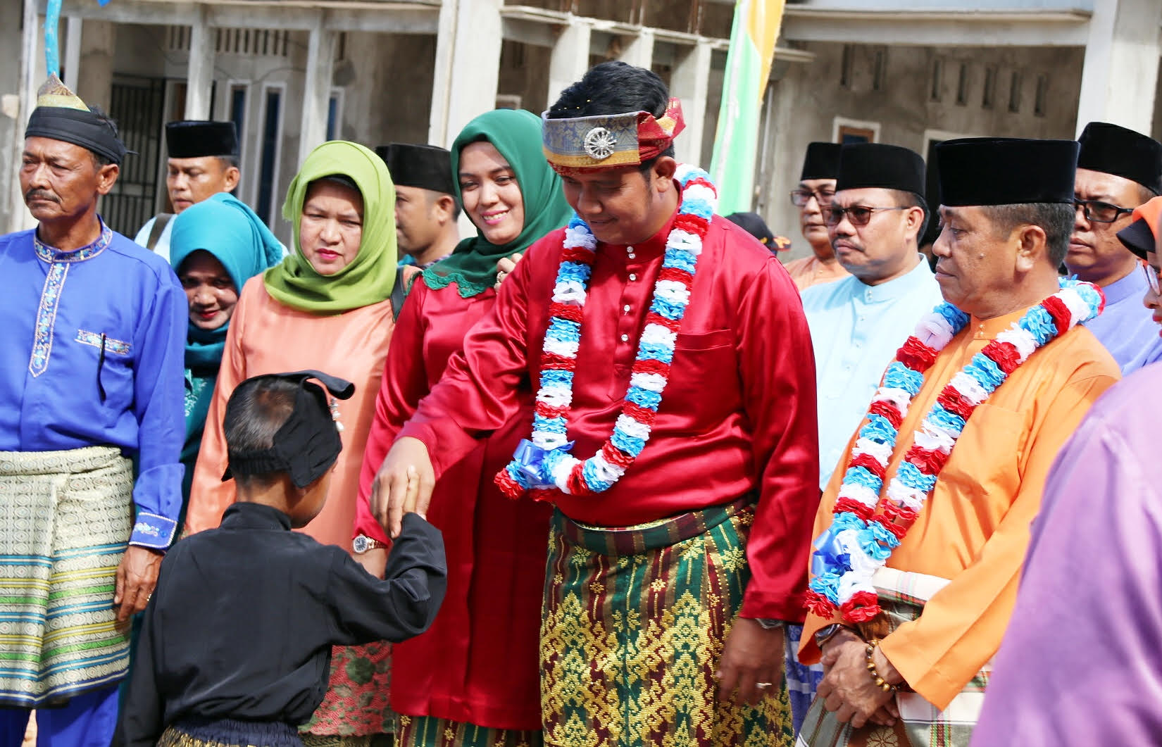 Antusias Masyarakat menyambut Kedatangan Bupati dan Wakil Bupati di Tambelan
