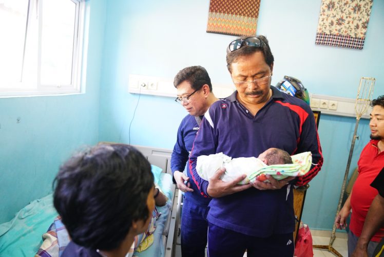 Gubernur Gendong Bayi Pasien Rumah Sakit Daerah Dabo Sengkep