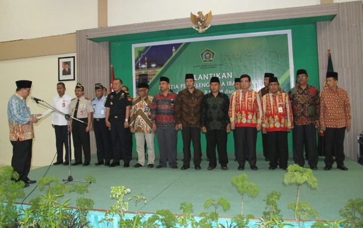 Sekda Lantik Panitia Penyelenggara Ibadah Haji di Batam