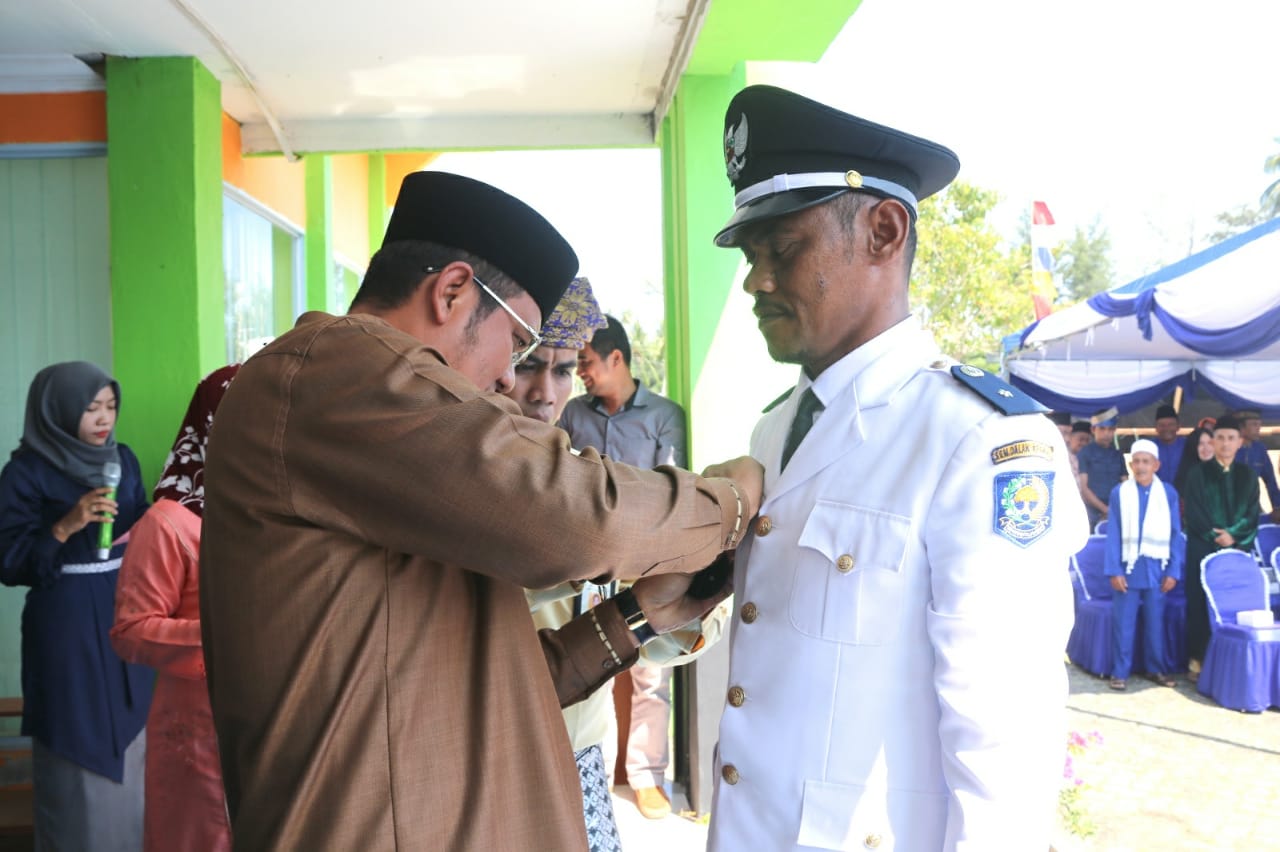 Bupati Bintan Lantik Kades PAW Desa Malang Rapat.