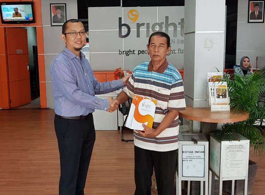 Bright PLN Batam Peringati Hari Pelanggan Nasional, Bagikan Cinderamata Kepada Pelanggan