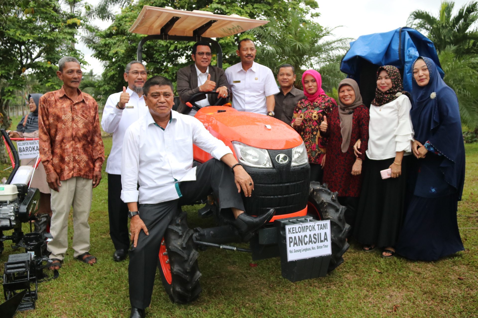 Bupati dan Wakil Bupati Bintan Serahkan Berbagai Bantuan Kepada Kelopok Petani.