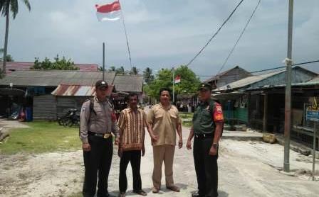Luarbiasa Cinta NKRI Babinsa bersama Babinkamtibmas Pantau Bendera Merah Putih di Desa Mapur
