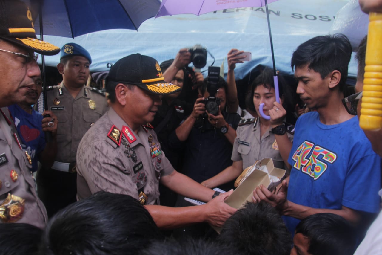 Polda Kepri Beri Bantuan Kepada Korban Kebakaran Asrama Yayasan Al-Jabar