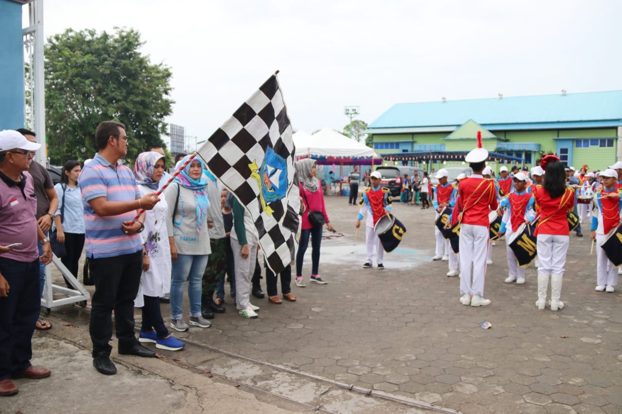 Bupati Bintan Lepas Peserta Jalan Santai Gebyar 2, Tingkat Kelurahan. 