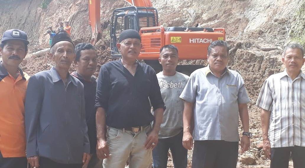 Anggota DPRD Yang Merakyat Rela Merogoh koceh Sendiri Untuk Membesihkan Jalan Tertimbun Lonsor 