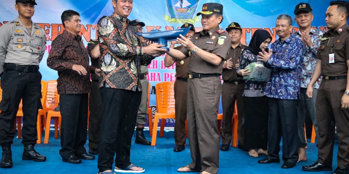 Bupati & Kajati Kepri Serahkan Bantuan Kapal Motor Kepada Nelayan