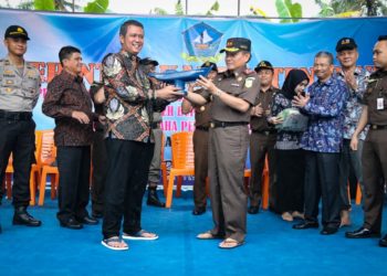 Bupati & Kajati Kepri Serahkan Bantuan Kapal Motor Kepada Nelayan