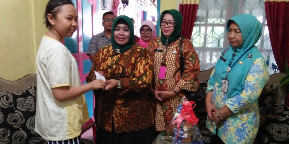 Juariah Kunjungi Yesika, Penderita Kanker Darah di Ganet