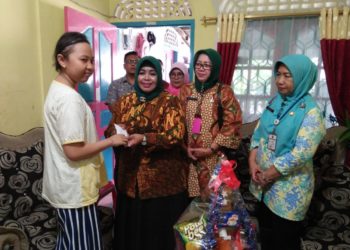 Juariah Kunjungi Yesika, Penderita Kanker Darah di Ganet