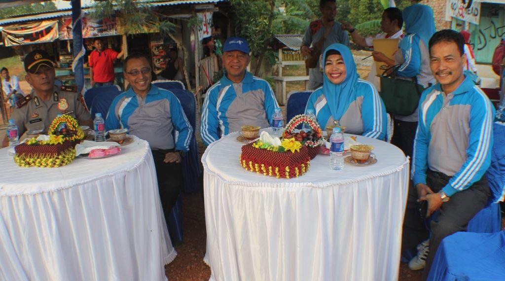 Walikota Tanjungpinang Resmi Lepas Peserta Lomba Gerak Jalan Beregu Yang Ditaja PGRI