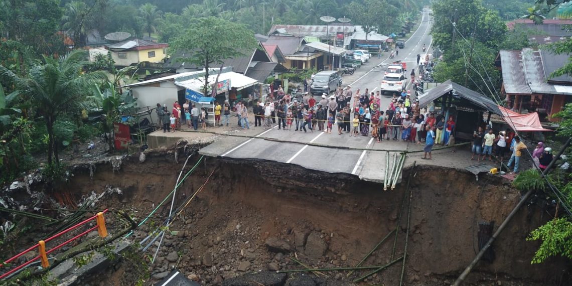 Hujan Deras Mengguyur Daerah Kabupaten Padang Pariaman Jembatan dan Sejumlah Jalan terputus