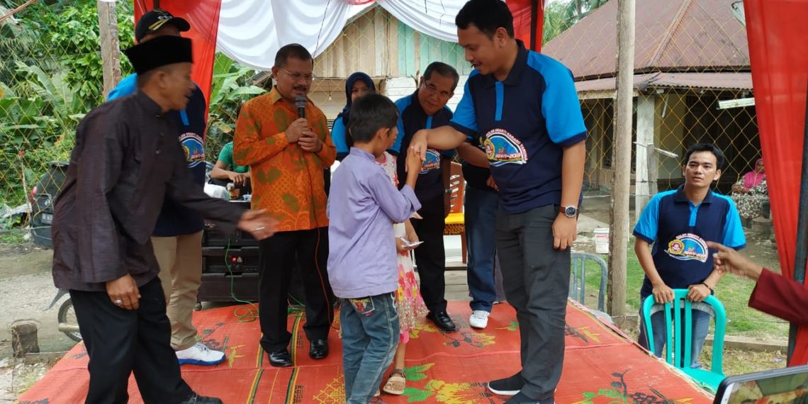 Bupati Bersama Pengurus Karang Taruna Laksanakan Bhakti Sosial