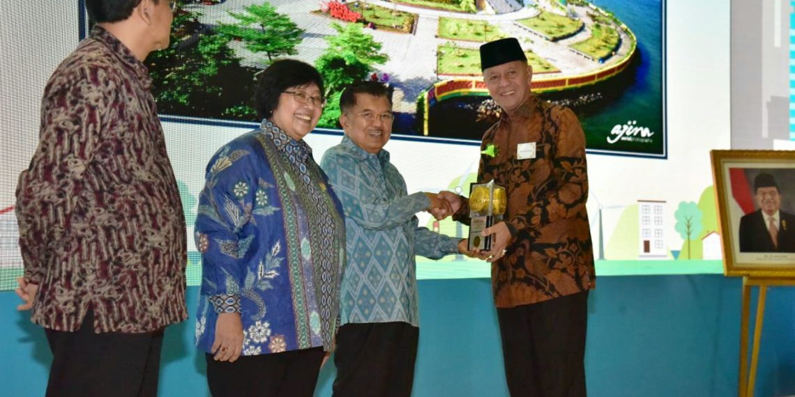 Syahrul terima Piala Adipura dari JK