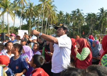 Nurdin Buka Turnamen Bola di Kundur Usai Terima Penghargaan