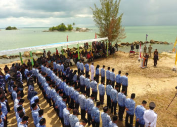 Bupati Lingga Reshuffle Kabinetnya di Pantai Tanjung Napau