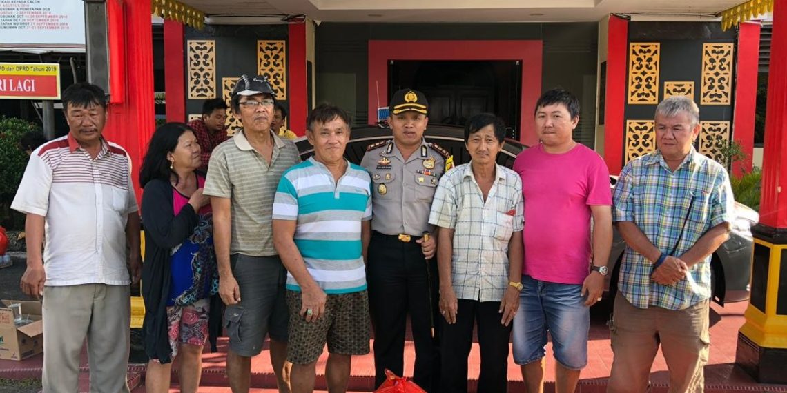 Melaya Bersama Polres Tanjungpinang Bagikan Sembako Kepada 42 Warga Thionghoa