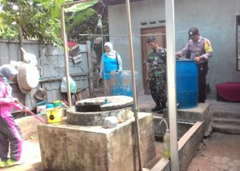 Dua Personil Bhabinkamtibmas Polres Tanjungpinang Bersihkan Lingkungan Warga