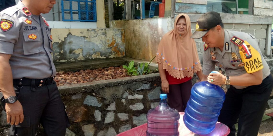 Polsek Tanjungpinang Kota Bantu Warga Air Minum 260 Galon