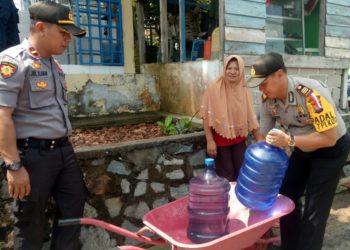 Polsek Tanjungpinang Kota Bantu Warga Air Minum 260 Galon