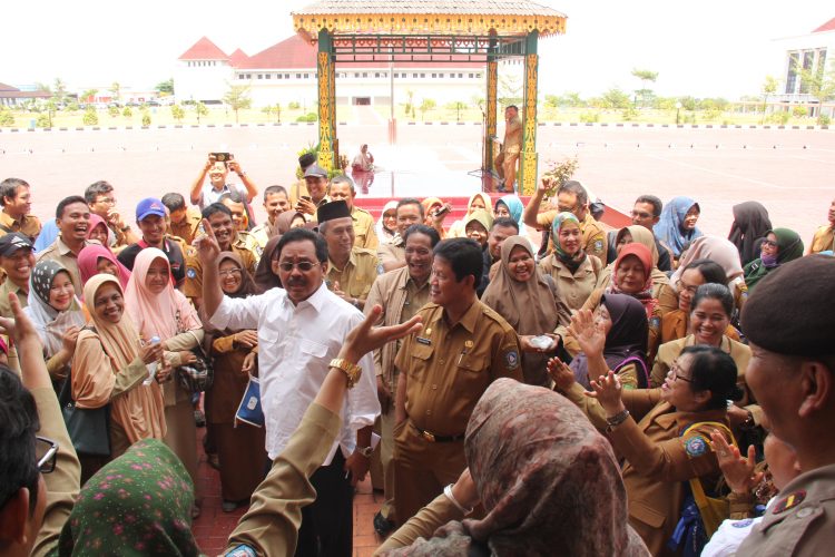 Gubernur: Hak Guru Harus Diberikan