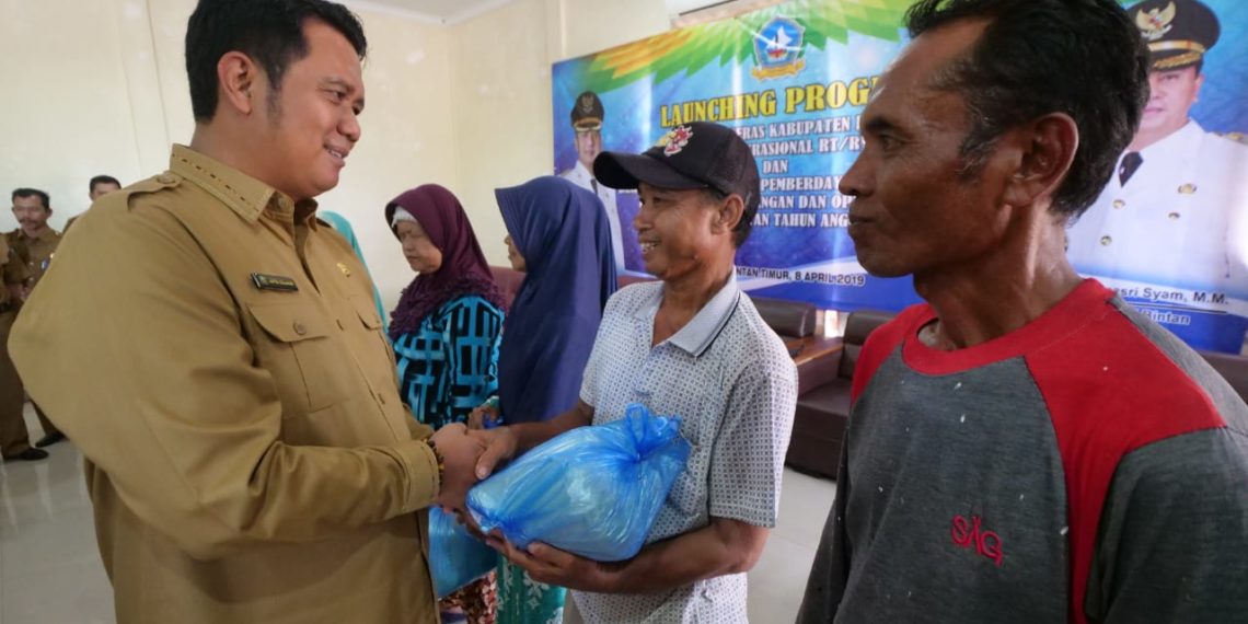 Bupati Bintan Serahkan Icentiv Operasional dan Secanting Beras RT/RW Triwulan I.