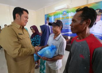 Bupati Bintan Serahkan Icentiv Operasional dan Secanting Beras RT/RW Triwulan I.