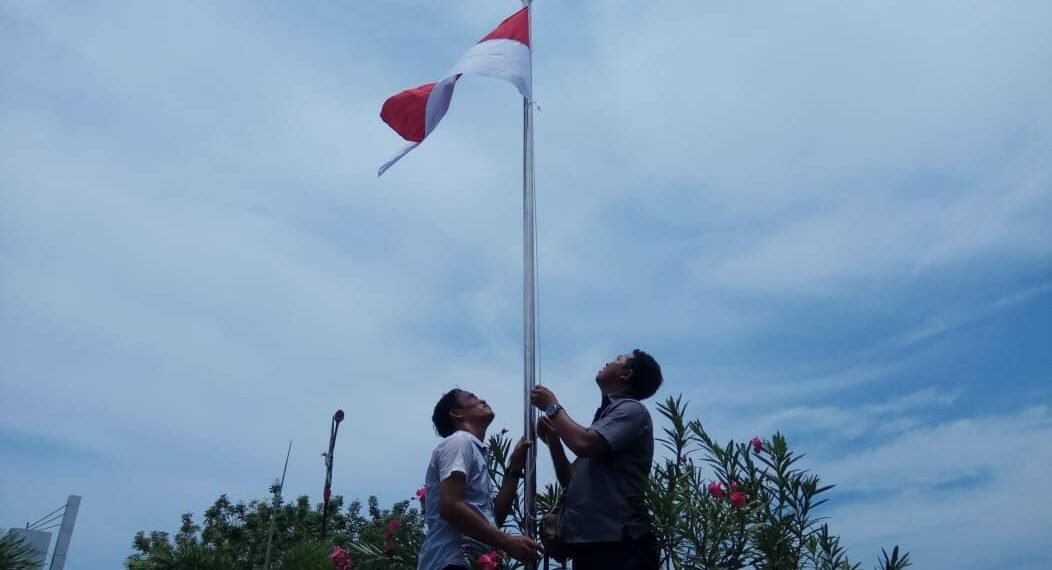 Polres Tanjungpinang Ganti 17 Lembar Bendera yang Sudah Rusak
