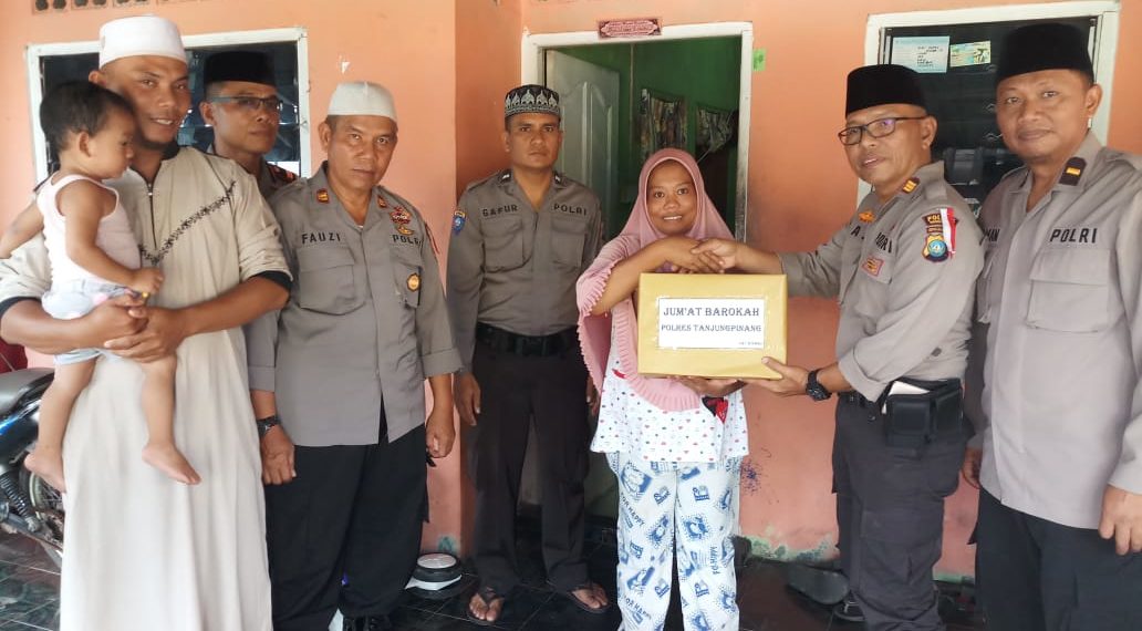 Program Jum’at barokah Polres Tanjungpinang Berikan Sembako Kepada Warga Kurang Mampu
