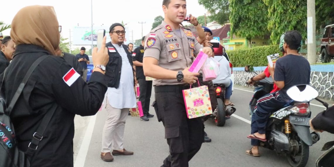 Polres Tanjungpinang bersama Himpunan Melayu Raya bagikan ta’jil 500 paket kepada masyarakat