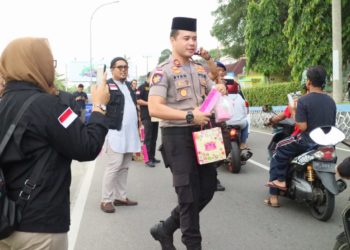 Polres Tanjungpinang bersama Himpunan Melayu Raya bagikan ta’jil 500 paket kepada masyarakat