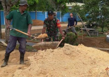 Peranserta Babinsa Kopda Heru Kusnaedi ikut Goro Bangun Taman Desa